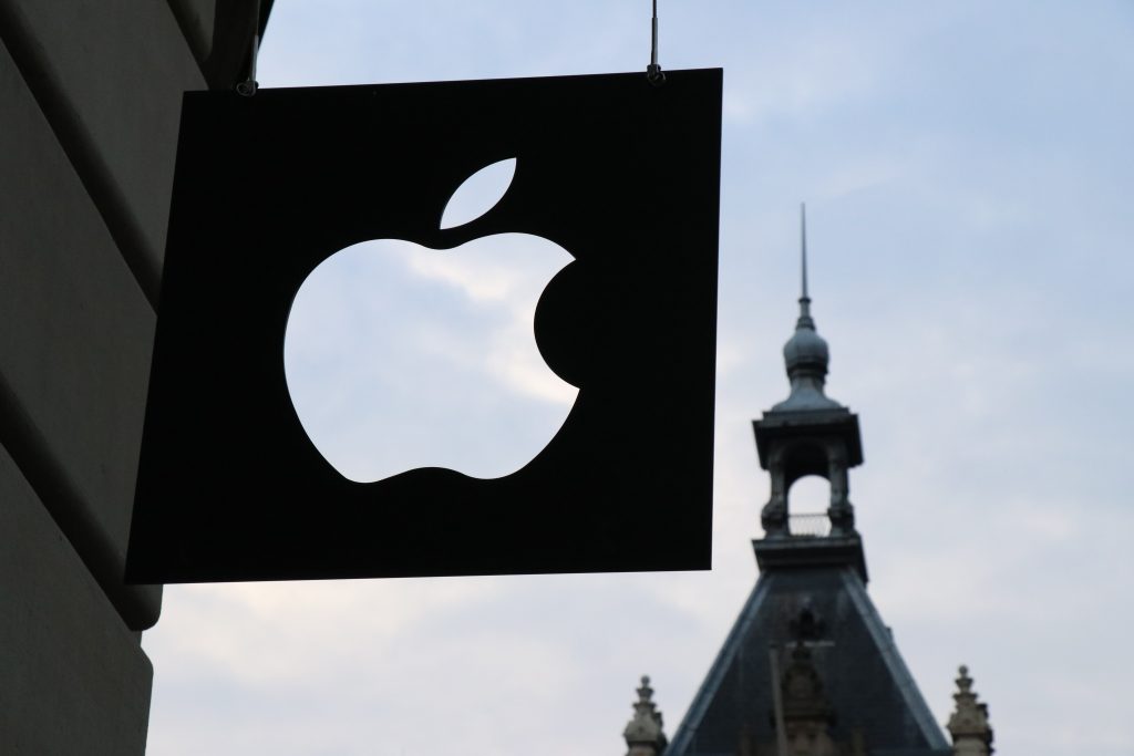 Comparing Market Positions for AliPay and Apple Pay